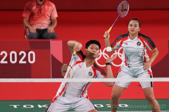 Pasangan ganda campuran Indonesia, Praveen Jordan/Melati Daeva Oktavianti, saat menjalani pertandingan melawan Zheng Si Wei/Huang Ya Qiong (China) pada babak perempat final Olimpiade Tokyo 2020 di Musashino Forest Sport Plaza, Tokyo, Jepang, Rabu (28/7/2020).