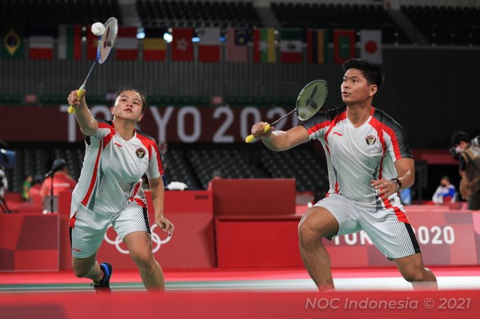 Pasangan ganda campuran Indonesia, Praveen Jordan/Melati Daeva Oktavianti, saat menjalani pertandingan melawan Zheng Si Wei/Huang Ya Qiong (China) pada babak perempat final Olimpiade Tokyo 2020 di Musashino Forest Sport Plaza, Tokyo, Jepang, Rabu (28/7/2020).