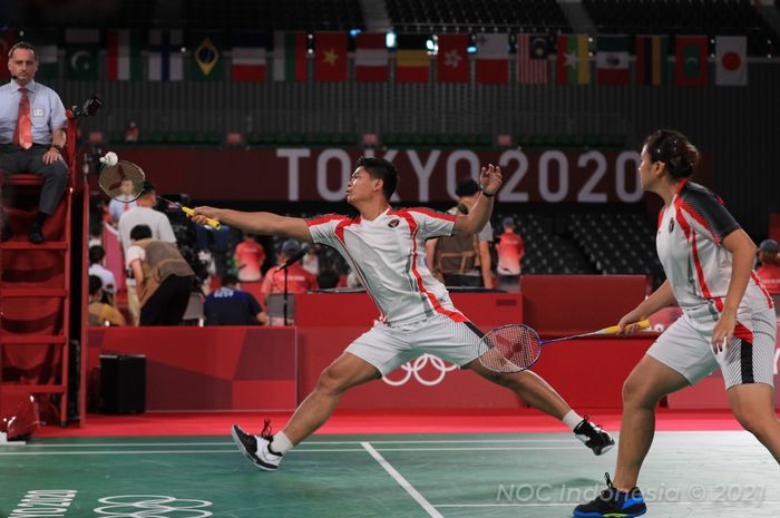 Pasangan ganda campuran Indonesia, Praveen Jordan/Melati Daeva Oktavianti, saat menjalani pertandingan melawan Zheng Si Wei/Huang Ya Qiong (China) pada babak perempat final Olimpiade Tokyo 2020 di Musashino Forest Sport Plaza, Tokyo, Jepang, Rabu (28/7/2020).