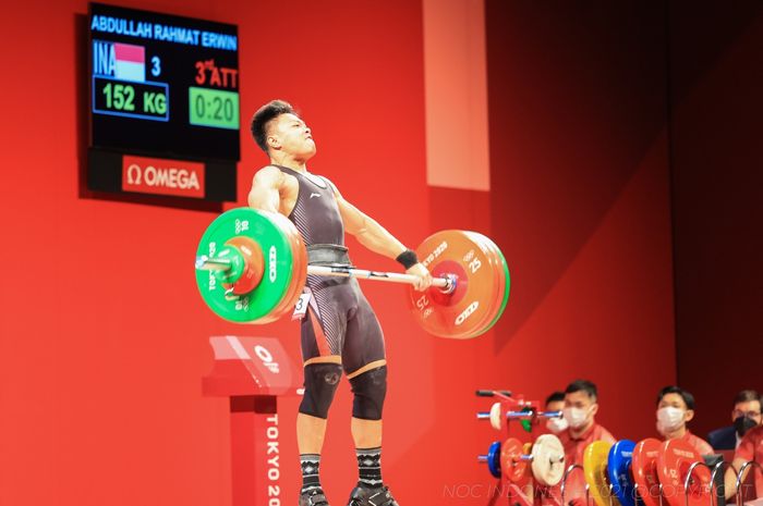 Aksi lifter Indonesia, Rahmat Erwin Abdullah pada ajang Olimpiade Tokyo 2020, Rabu (28/7/2021)