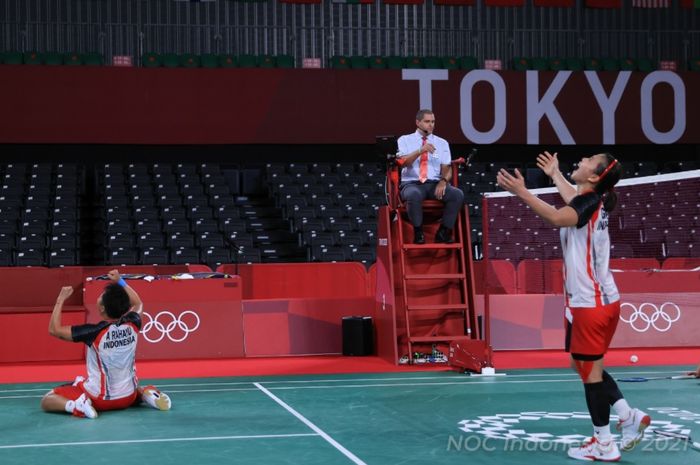 Selebrasi pasangan ganda putri Indonesia, Greysia Polii/Apriyani Rahayu, setelah mengalahkan Du Yue/Li Yun Hui (China) pada perempat final Olimpiade Tokyo 2020 di Musashino Forest Plaza, Jepang, 29 Juli 2021.