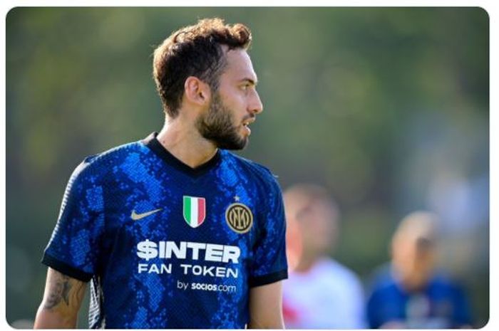 Gelandang Inter Milan, Hakan Calhanoglu, tampil impresif dalam laga uji coba melawan Crotone pada Rabu (28/7/2021) dengan mencetak satu gol serta membidani tiga gol lainnya dalam kemenangan 6-0 Nerazzurri.