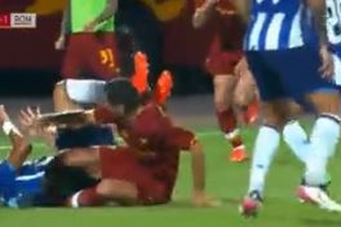 Perkelahian Pepe dan Henrikh Mkhitaryan saat AS Roma menahan imbang Porto dengan skor  1-1 di Stadion Campo Bela Vista, Portugal pada Rabu (28/7/2021)