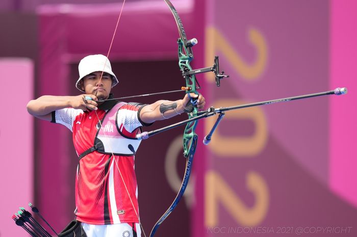 Pepanah putra Indonesia, Alviyanto Bagas Prastyadi, ketika tampil pada cabor panahan nomor perorangan putra Olimpiade Tokyo 2020 di Yumenoshima Final Field, Kamis (29/7/2021).