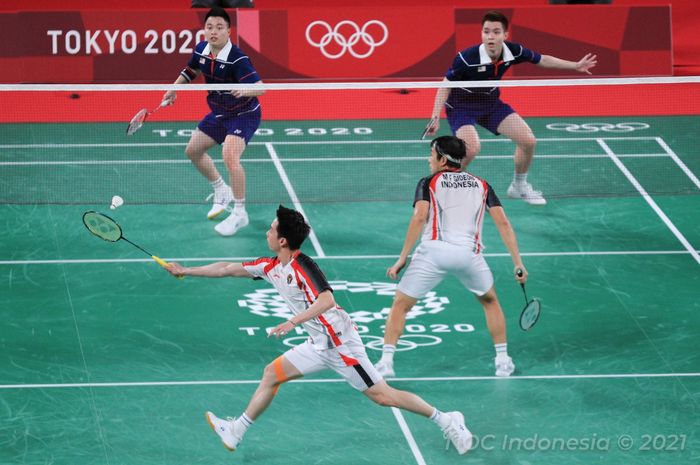 Pasangan ganda putra Indonesia, Marcus Fernaldi Gideon/Kevin Sanjaya Sukamuljo, saat bertanding melawan Aaron Chia/Soh Wooi Yik (Malaysia) pada babak perempat final Olimpiade Tokyo 2020 di Musashino Forest Sport Plaza, Tokyo, Jepang, Kamis (29/7/2021).