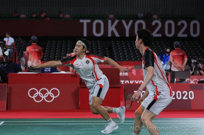 Pasangan ganda putra Indonesia, Marcus Fernaldi Gideon/Kevin Sanjaya Sukamuljo, saat bertanding melawan Aaron Chia/Soh Wooi Yik (Malaysia) pada babak perempat final Olimpiade Tokyo 2020 di Musashino Forest Sport Plaza, Tokyo, Jepang, Kamis (29/7/2021).