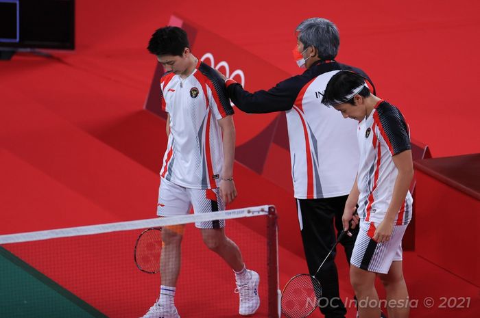 Pelatih ganda putra Indonesia, Herry Iman Pierngadi, menyemangati pasangan Marcus Fernaldi Gideon/Kevin Sanjaya Sukamuljo saat menjalani pertandingan melawan Aaron Chia/Soh Wooi Yik (Malaysia) pada babak perempat final Olimpiade Tokyo 2020 di Musashino Forest Sport Plaza, Tokyo, Jepang, Kamis (29/7/