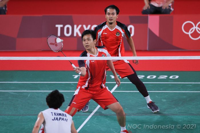 Pasangan ganda putra Indonesia, Mohammad Ahsan/Hendra Setiawan, saat menjalani pertandingan melawan Takeshi Kamura/Keigo Sonoda (Jepang) pada babak perempat final Olimpiade Tokyo 2020 di Musashino Forest Sport Plaza, Tokyo, Jepang, Kamis (29/7/2021).