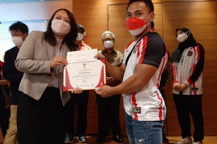 Lifter Indonesia, Eko Yuli Irawan dalam sesi pelepasan ke tanah air usai berlaga di Olimpiade Tokyo 2020, Kamis (29/7/2021)