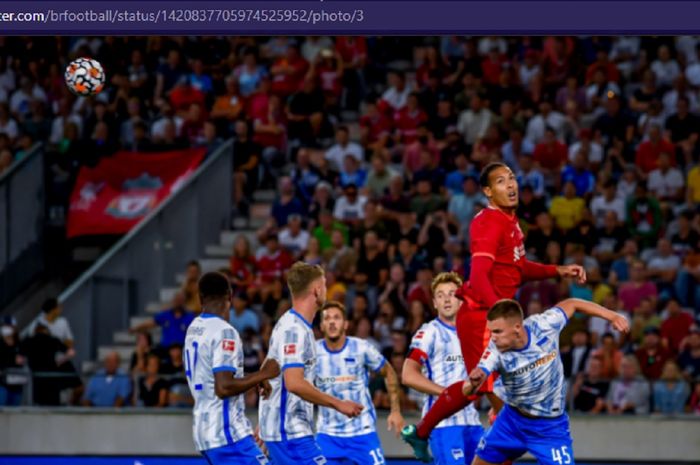 Virgil van Dijk tampil saat Liverpool melakoni laga pra-musim dengan menantang klub Bundesliga, Hertha Berlin, Kamis (29/7/2021) waktu setempat atau Jumat dini hari WIB.