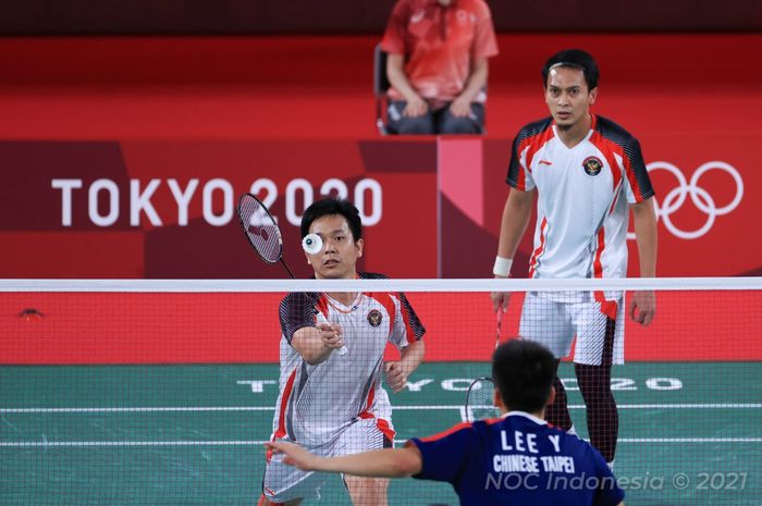 Pasangan ganda putra Indonesia, Mohammad Ahsan/Hendra Setiawan, saat bertanding pada babak semifinal Olimpiade Tokyo 2020 melawan Lee Yang/Wang Chi Lin (Taiwan) di Musashino Forest Plaza, Tokyo, Jumat (30/7/2021).