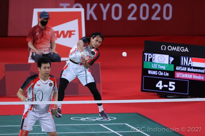 Pasangan ganda putra Indonesia, Mohammad Ahsan/Hendra Setiawan, saat bertanding pada babak semifinal Olimpiade Tokyo 2020 melawan Lee Yang/Wang Chi Lin (Taiwan) di Musashino Forest Plaza, Tokyo, Jumat (30/7/2021).