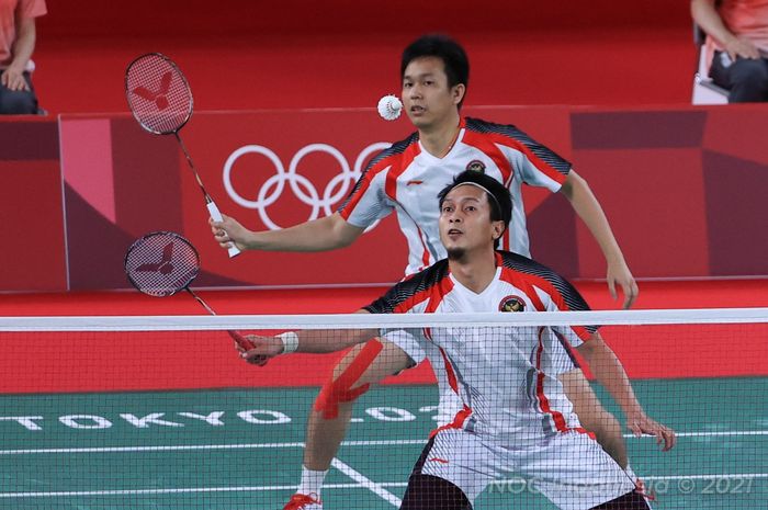 Pasangan ganda putra Indonesia, Mohammad Ahsan/Hendra Setiawan, saat bertanding pada babak semifinal Olimpiade Tokyo 2020 melawan Lee Yang/Wang Chi Lin (Taiwan) di Musashino Forest Plaza, Tokyo, Jumat (30/7/2021).