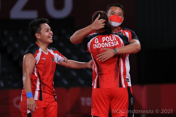 Pasangan ganda putri Greysia Polii/Apriyani Rahayu melakukan selebrasi bersama sang pelatih, Eng Hian, usai memastikan kemenangan pada babak semifinal Olimpiade Tokyo 2020 atas Lee So-hee/Shin Seung-chan (Korea Selatan) di Musashino Forest Sport Plaza, Tokyo, Jepang, Sabtu (31/7/2021).