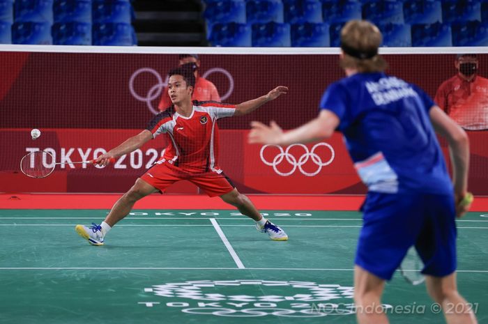 Pebulu tangkis tunggal putra Indonesia, Anthony Sinisuka Ginting, saat bertanding melawan Anders Antonsen pada babak perempat final Olimpiade Tokyo 2020 di Musashino Forest Sport Plaza, Tokyo, Jepang, Sabtu (31/7/2021).