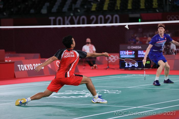 Pebulu tangkis tunggal putra Indonesia, Anthony Sinisuka Ginting, saat bertanding melawan Anders Antonsen pada babak perempat final Olimpiade Tokyo 2020 di Musashino Forest Sport Plaza, Tokyo, Jepang, Sabtu (31/7/2021).