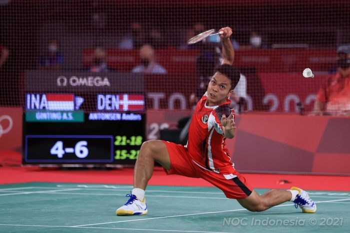 Pebulu tangkis tunggal putra Indonesia, Anthony Sinisuka Ginting, saat bertanding melawan Anders Antonsen pada babak perempat final Olimpiade Tokyo 2020 di Musashino Forest Sport Plaza, Tokyo, Jepang, Sabtu (31/7/2021).