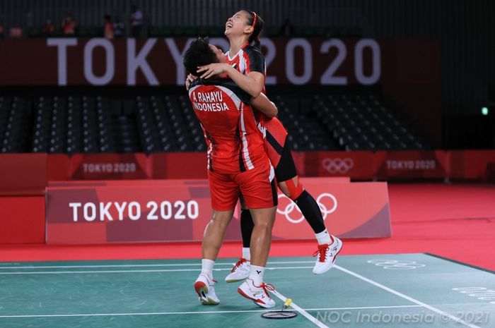 Apriyani Rahayu memeluk erat dan mengangkat Gresyia Polii seusai mereka menang dan melaju ke final ganda putri bulu tangkis Olimpiade Tokyo 2020, Sabtu (31/7/2021).