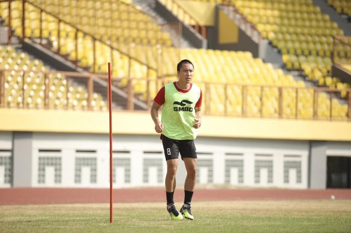 Pemain PSS Sleman, Arthur Irawan, melelang sepatu bolanya