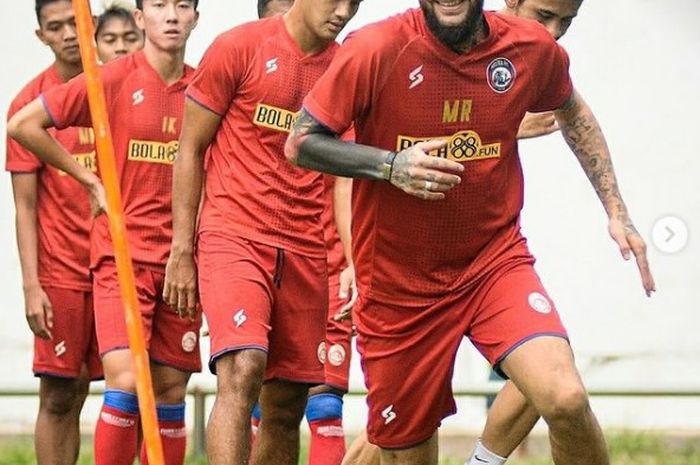 Bek Arema FC, Diego Michiels saat menjalani latihan