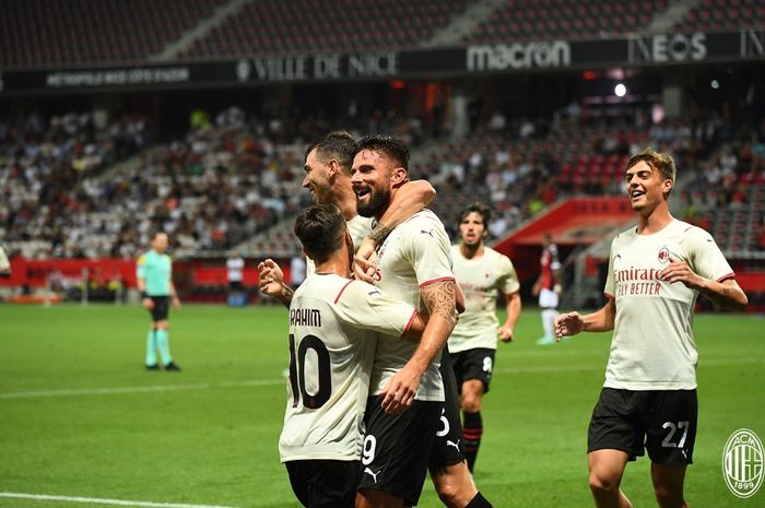 Penyerang AC Milan, Olivier Giroud, merayakan gol ke gawang OGC Nice dalam laga pramusim, Sabtu (31/7/2021).