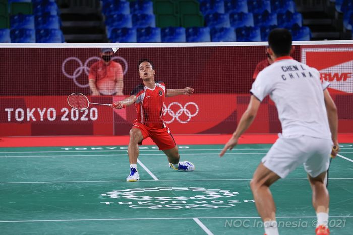 Aksi Anthony Sinisuka Ginting saat melawan Chen Long pada semifinal Olimpiade Tokyo 2020, Minggu (1/8/2021), ini tawaran sejumlah negara bagi atlet mereka yang berhasil membawa pulang medali