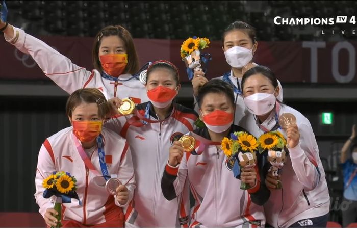 Pasangan ganda putri Indonesia, Greysia Polii/Apriyani Rahayu (tengah), berpose dengan medali emas mereka pada upacara penyerahan medali Olimpiade Tokyo 2020 di Musashino Forest Plaza, Jepang, 2 Agustus 2021.