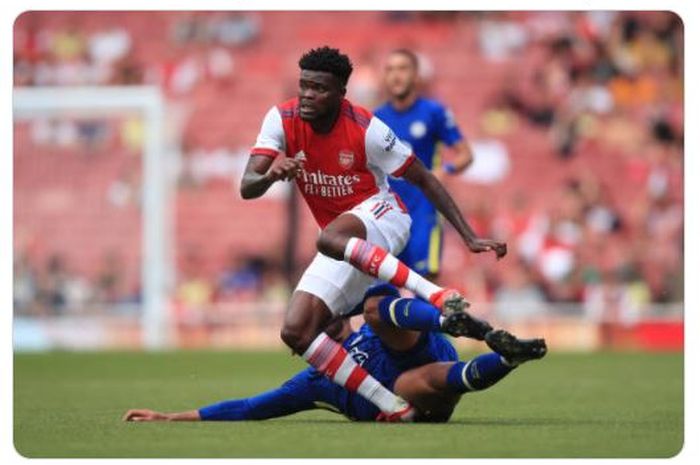 Momen Thomas Partey diterjang tekel Ruben Loftus-Cheek dalam laga uji coba antara Arsenal melawan Chelsea di Stadion Emirates pada Minggu (1/8/2021).