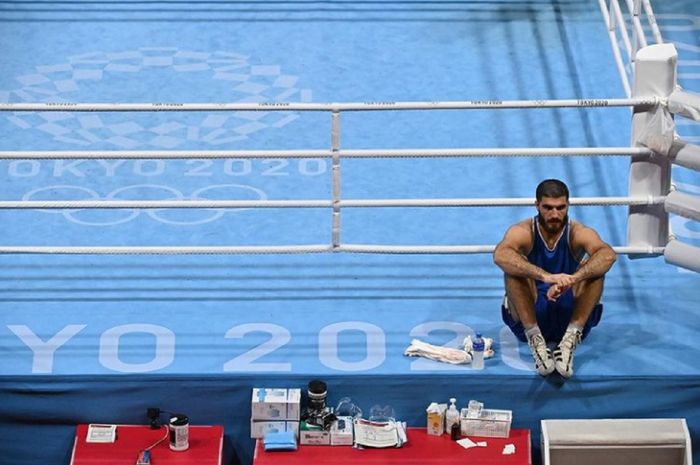 Mourad Aliev, petinju kelas berat super Prancis, tak mau meninggalkan arena dan duduk di ring hingga hampir 1 jam setelah dinyatakan kalah di perempat final Olimpiade Tokyo 2020.