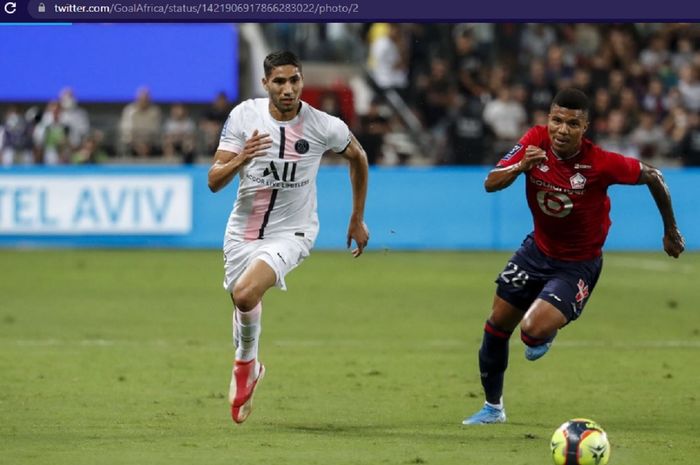 Pemain Paris Saint-Germain, Achraf Hakimi (kiri), dalam laga final Piala Super Prancis melawan Lille