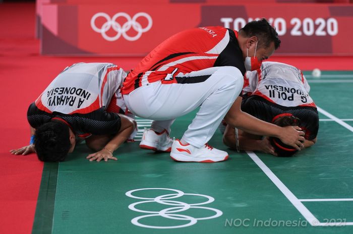 Pelatih ganda putri Indonesia, Eng Hian, memberikan selamat kepada Greysia Polii/Apriyani Rahayu, setelah final Olimpiade Tokyo 2020 di Musashino Forest Plaza, Senin (2/8/2021).