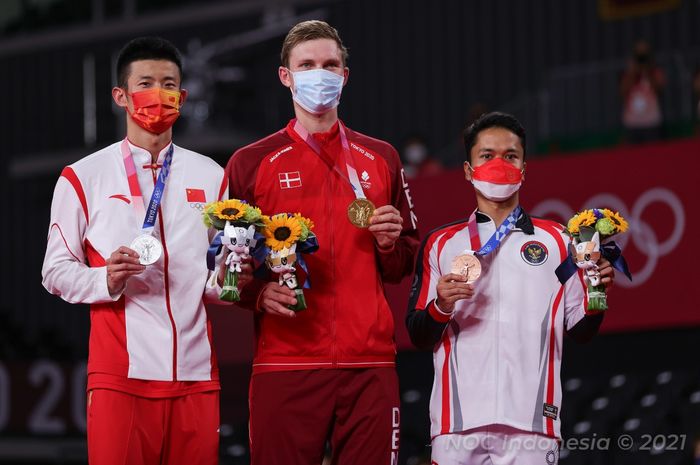 Dari kiri ke kanan, Chen Long (China), Viktor Axelsen (Denmark), dan Anthony Sinisuka Ginting (Indonesia) di podium tunggal putra Olimpiade Tokyo 2020 di Musashino Forest Plaza, Senin (2/8/2021).