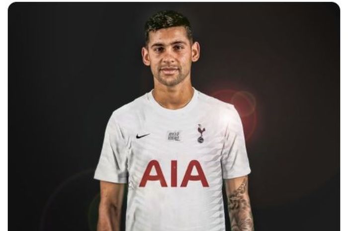 Ilustrasi Cristian Romero mengenakan seragam Tottenham Hotspur.