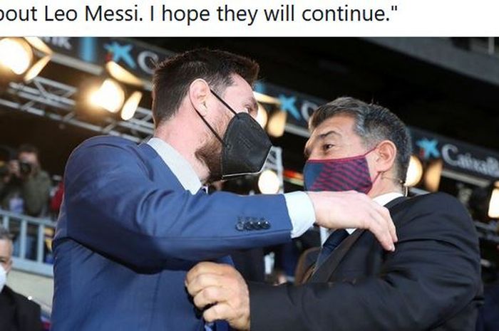 Lionel Messi memeluk Presiden Barcelona, Joan Laporta.