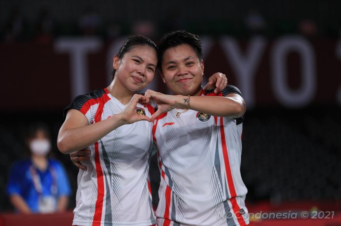 Pasangan ganda putri Indonesia, Greysia Polii/Apriyani Rahayu, berpose setelah memastikan medali emas Olimpiade Tokyo 2020 di Musashino Forest Plaza, Senin (2/8/2021).