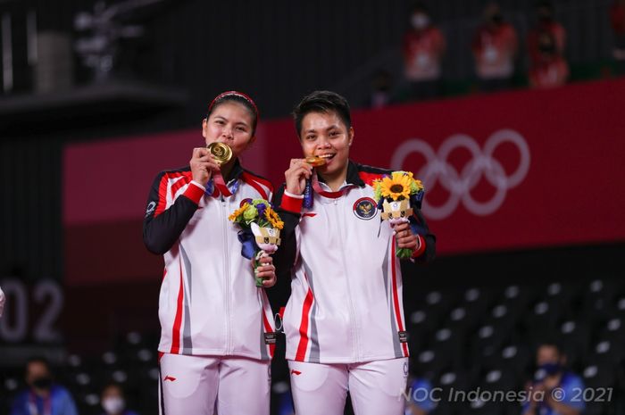 Pasangan ganda putri Indonesia, Greysia Polii/Apriyani Rahayu, berpose di podium dengan medali emas Olimpiade Tokyo 2020 di Musashino Forest Plaza, Senin (2/8/2021).