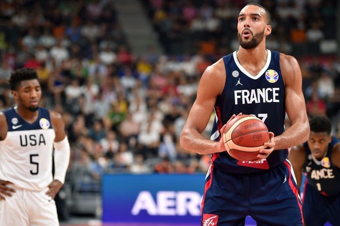 Pebasket Prancis, Rudy Gobert, bersiap melepas tembakan bebas (free throw) saat membela negaranya menghadapi Amerika Serikat (AS) pada laga penyisihan Grup A Olimpiade Tokyo 2020.