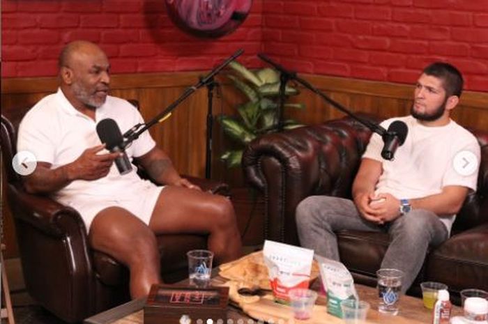 Mike Tyson (kiri) dan Khabib Nurmagomedov (kanan) ketika kedua bertemu untuk ngobrol seputar kehidupan di podcast Hotboxin' With Mike Tyson yang ditayangkan melalui Youtube.