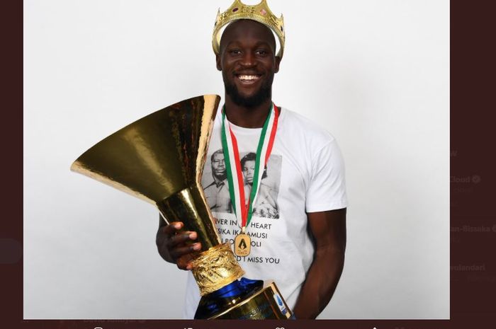 Bomber Inter Milan, Romelu Lukaku, berpose dengan trofi juara Liga Italia.