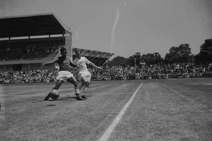 Aksi Ramang dan timnas Indonesia melawan Uni Soviet di Olimpiade 1956.