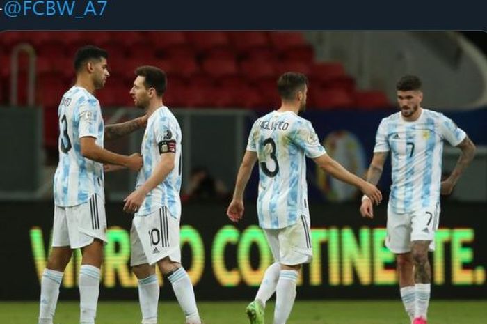 Cristian Romero (kiri) dan Lionel Messi saat membela timnas Argentina.