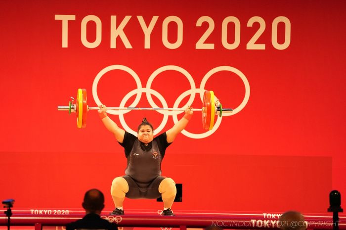 Lifter putri Indonesia, Nurul Akmal, saat tampil di Olimpiade 2020 Tokyo.