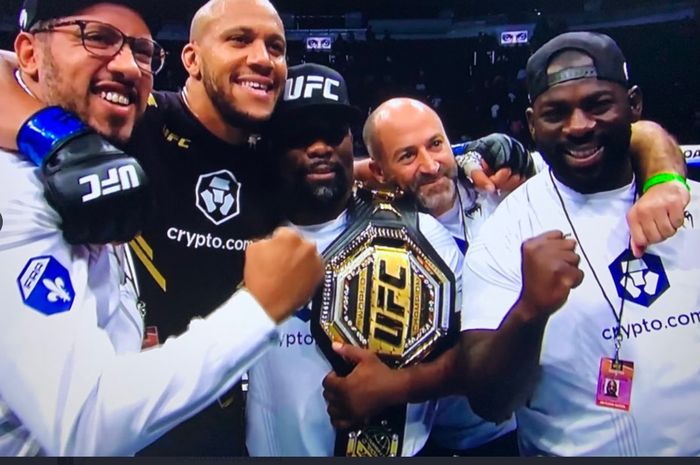 Ciryl Gane sukses menjadi juara interim kelas berat UFC setelah mengalahkan Derrick Lewis di UFC 265, Minggu (8/8/2021) WIB di Houston.