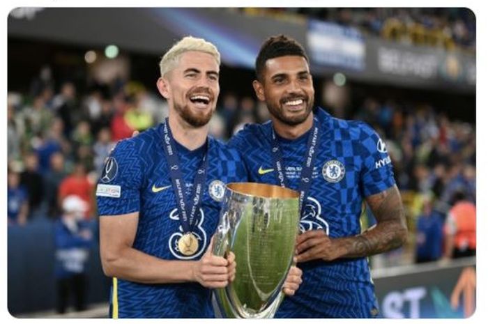 Jorginho (kiri) berpose dengan trofi Piala Super Eropa bersama rekan setim sekaligus kompatriotnya di timnas Italia, Emerson Palmieri (kanan).