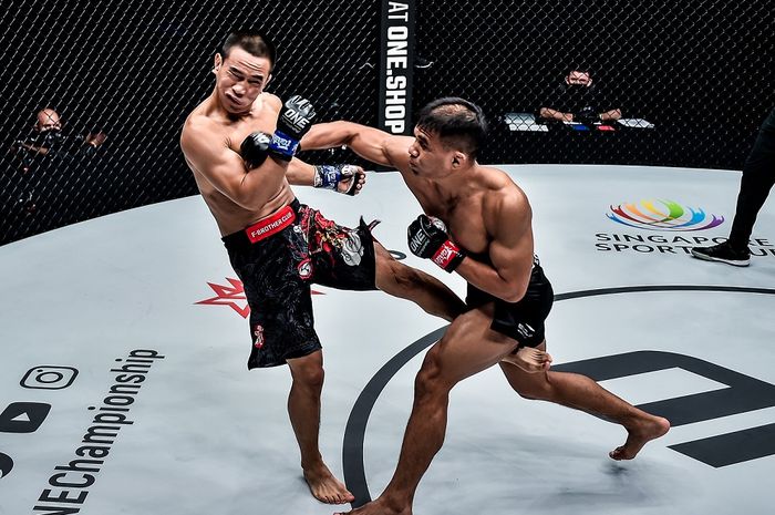 Eko Roni Saputra meng-KO Liu Peng Shuai di ONE Championship: Battleground II di Singapura yang tayang global pada Jumat (13/8/2021) .