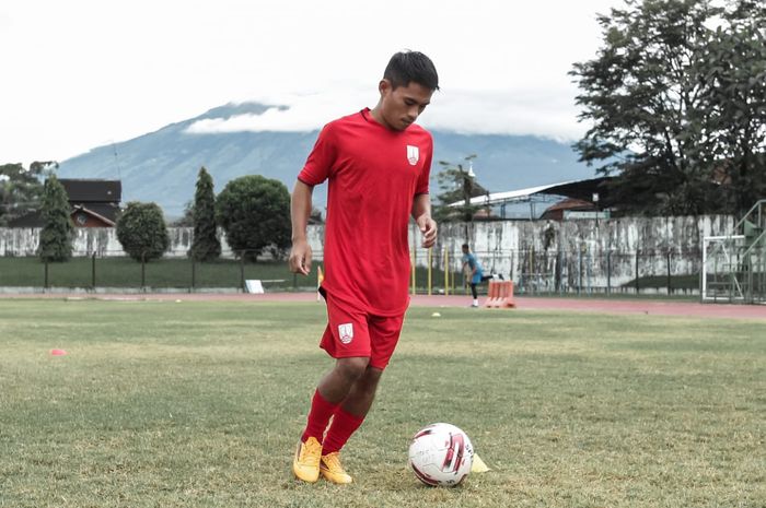 Gelandang Persis Solo, Fikri Ardiansyah, harus absen 9 bulan jelang Liga 2 2021 karena cedera ACL dan meniscus.