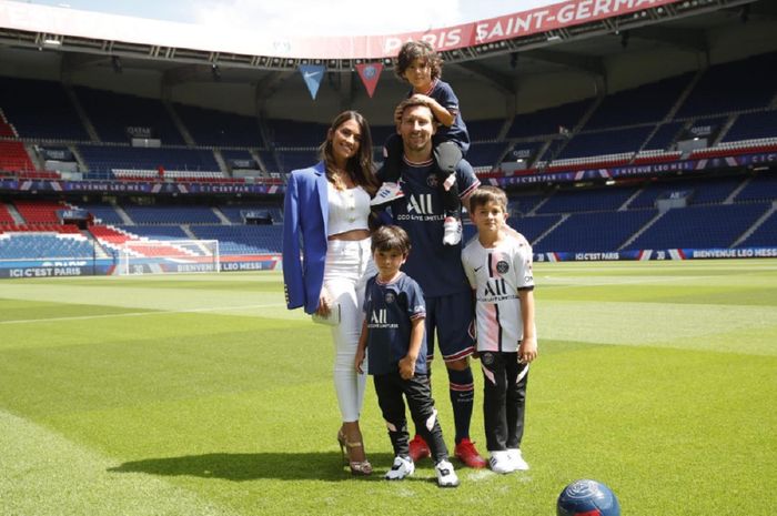 Lionel Messi berpose dengan istri dan ketiga anaknya di Stadion Parc des Princes, Paris, 10 Agustus 2021.