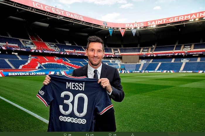 Lionel Messi berpose dengan kostum Paris Saint-Germain.