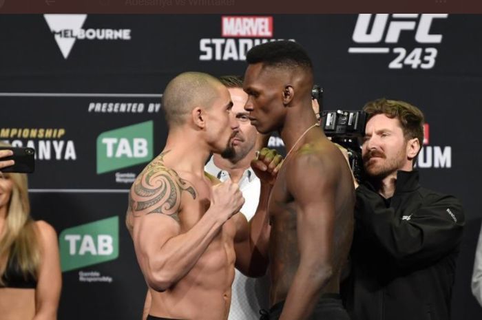 Sesi staredown Robert Whittaker (kiri) vs Israel Adesanya (kanan) dalam gelaran UFC 243