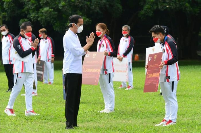 Presiden RI Joko Widodo menyapa para atlet peraih medali Olimpiade Tokyo 2020 usai memberi bonus di halaman Istana Bogor, Jawa Barat, Jumat (13/8/2021) pagi WIB.